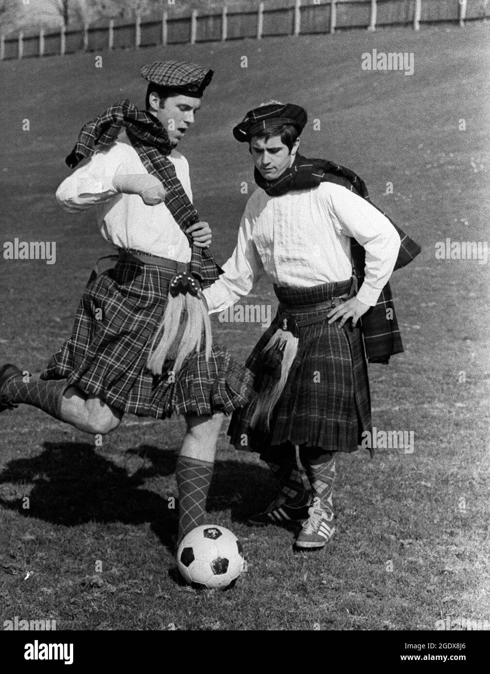 Monaco, Germania. 15 agosto 2021. La leggenda del calcio Gerd MUELLER morì all'età di 75 anni. Foto d'archivio; squadra nazionale di calcio tedesca, preparazione al gioco contro la Scozia, Gerd MUELLER e Franz BECKENBAUER in costume scozzese. Â di credito: dpa/Alamy Live News Foto Stock