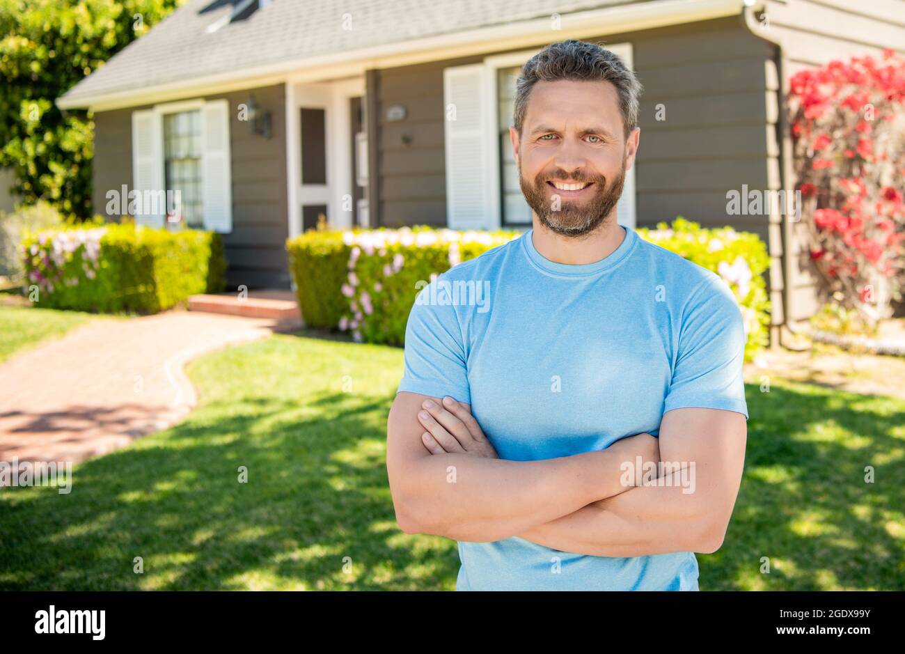 agente immobiliare a casa in vendita. realtor accogliente visitatori. affittare o acquistare nuova casa. Foto Stock