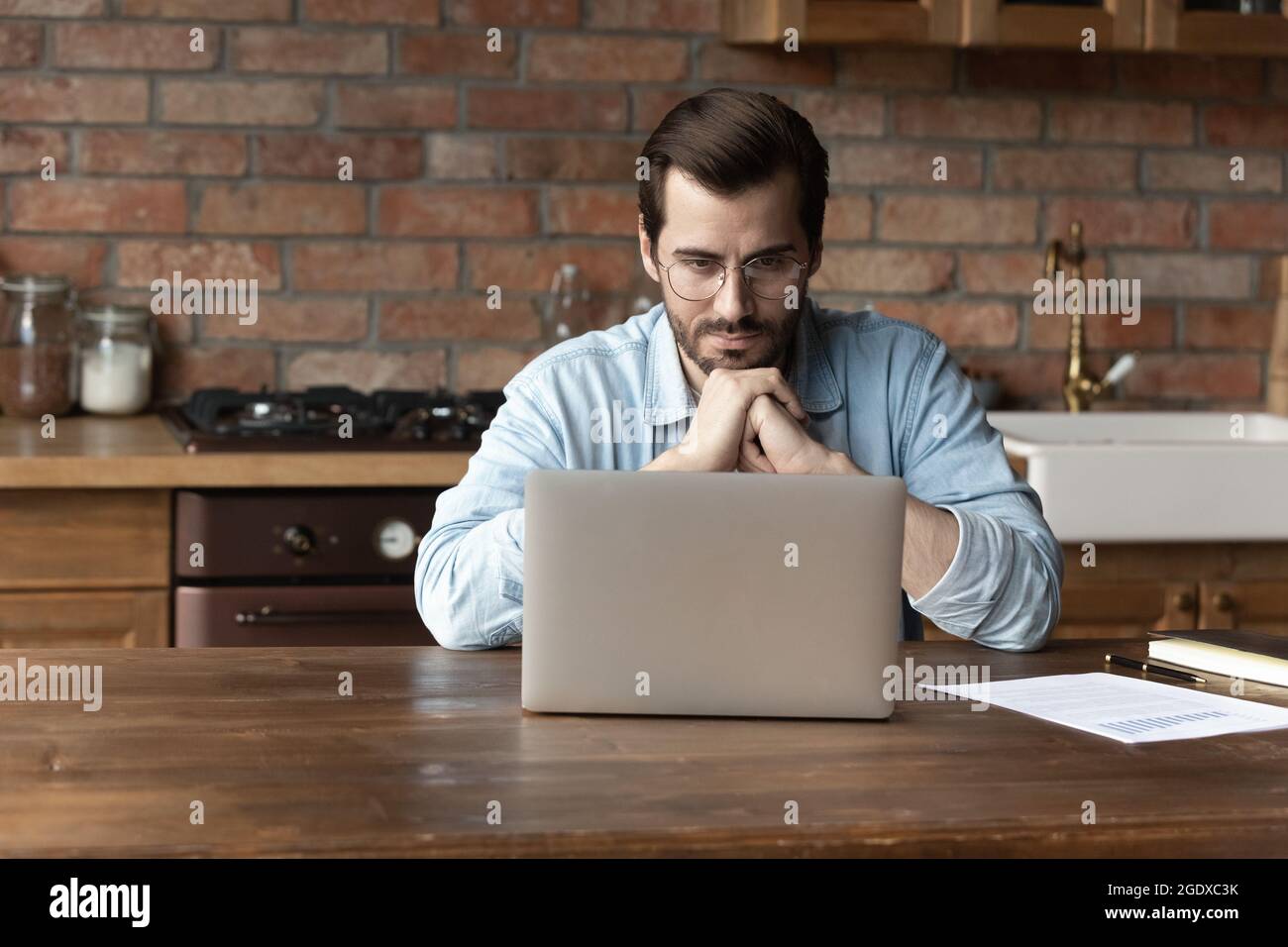 L'uomo caucasico pensivo lavora sul pensiero informatico Foto Stock