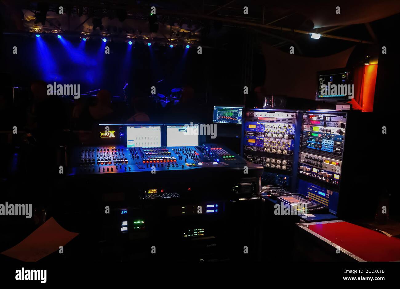 Colonia, Germania - 9 giugno. 2017: Vista sulla console interna di mixaggio per concerti dal vivo con pannello di controllo colorato Foto Stock