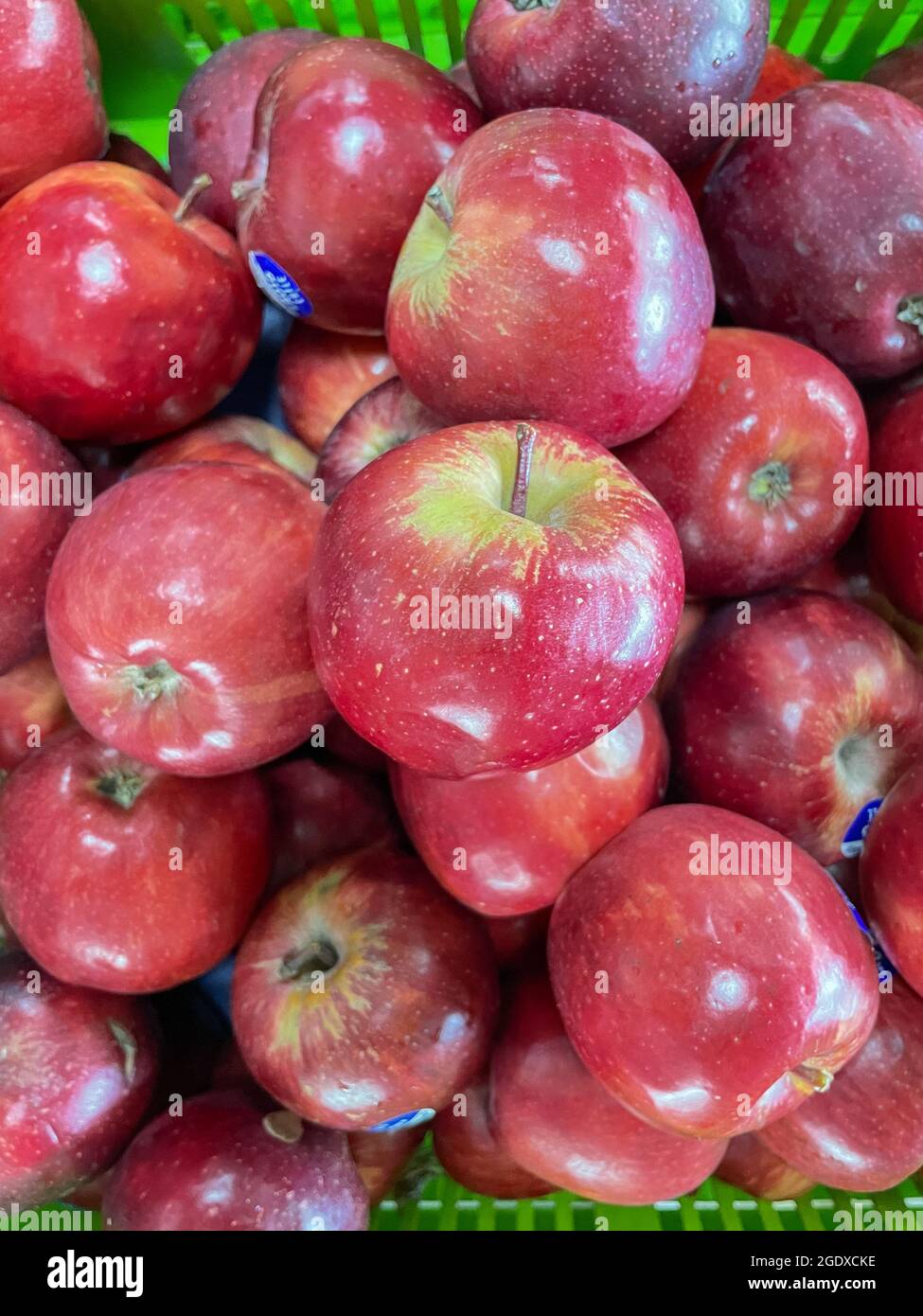 Immagine di fuoco selettiva delle mele fresche e rosse conservate in un supermercato Foto Stock