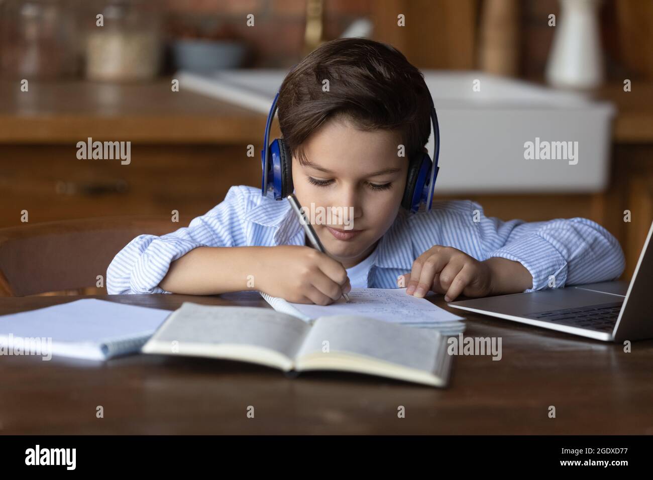 Studio online su un piccolo bambino intelligente sul computer Foto Stock