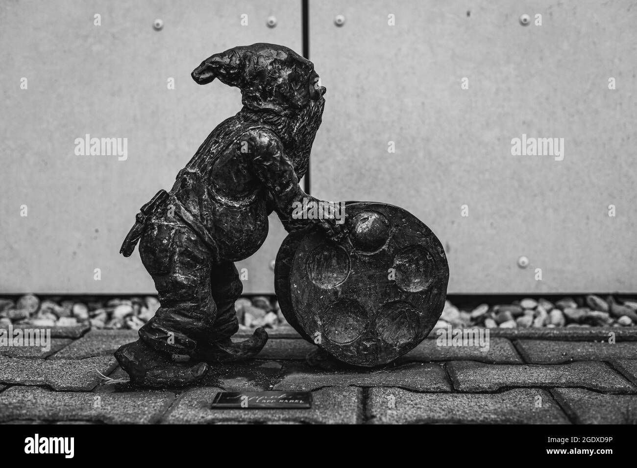 Piccola statuina di bronzo nana a Wroclaw Foto Stock
