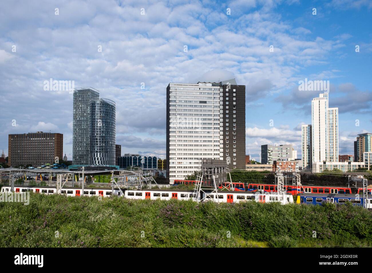 Una vista dei moderni e vecchi blocchi torre dalla linea ferroviaria a Stratford, Newham, East London Foto Stock