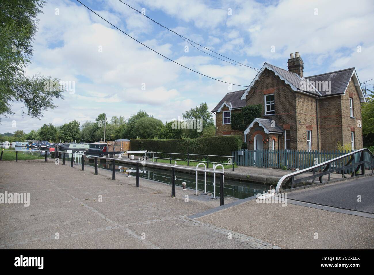 LOCK Keepers House e Lock River Lea Stanstead Lock Stanstead Abbott Foto Stock LOCK Keepers House e Lock River Lea Stanstead Lock Stanstead Abbott Foto Stock