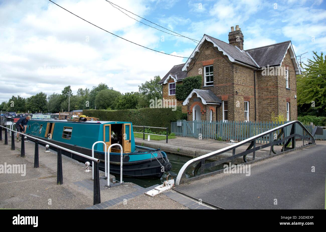 LOCK Keepers House Narrowboat a Lock River Lea Stanstead Lock Stanstead Abbott Foto Stock