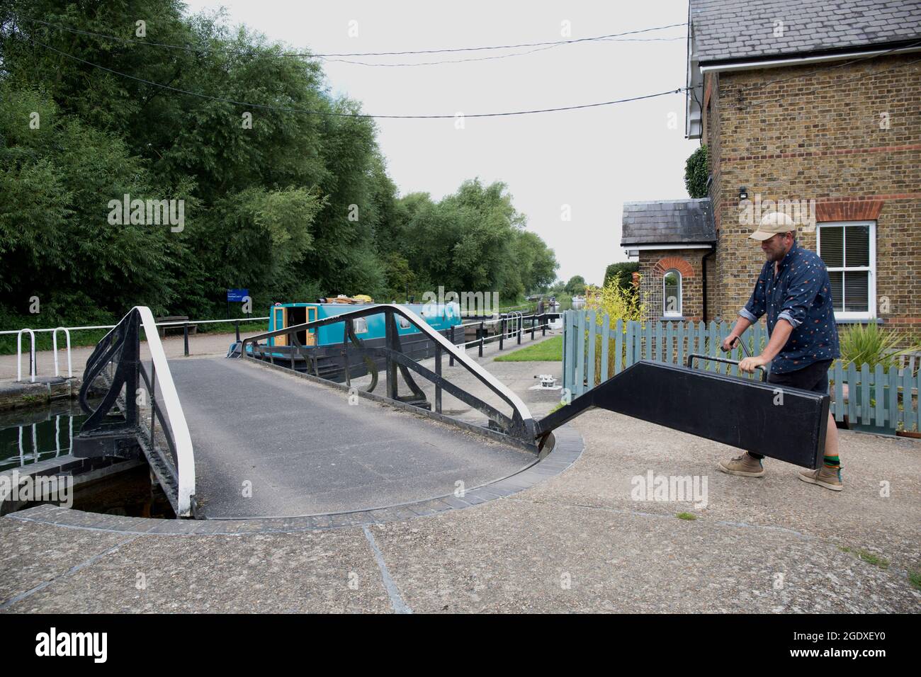 Man Operating Lock Gates River Lea Stanstead Lock Stanstead Abbott Foto Stock