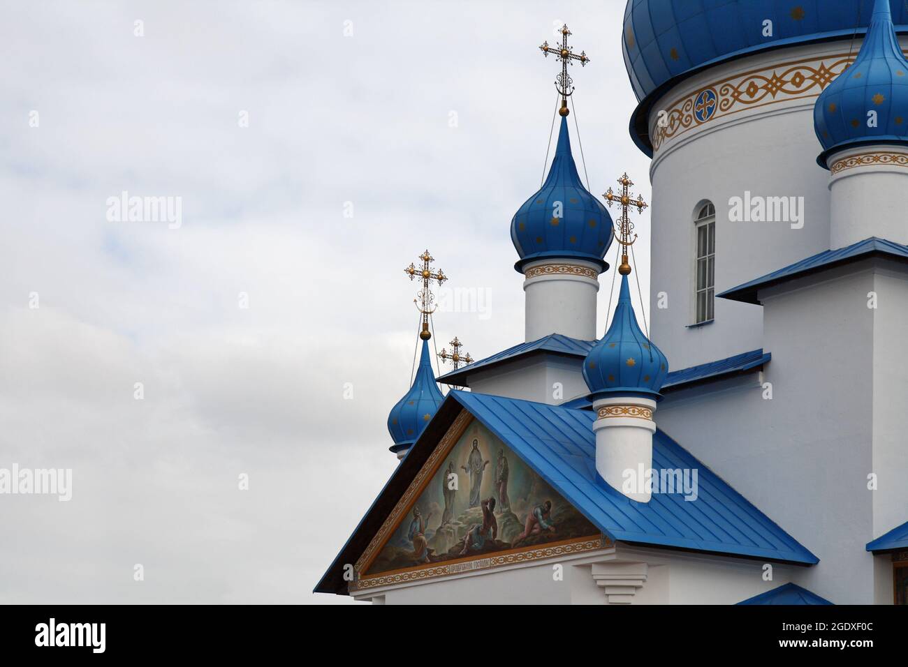 Chiesa ortodossa, frammento di architettura. Il testo traduce come 'Trasfigurazione del Signore' il nome dell'icona sul frontone. Chiesa del Na Foto Stock