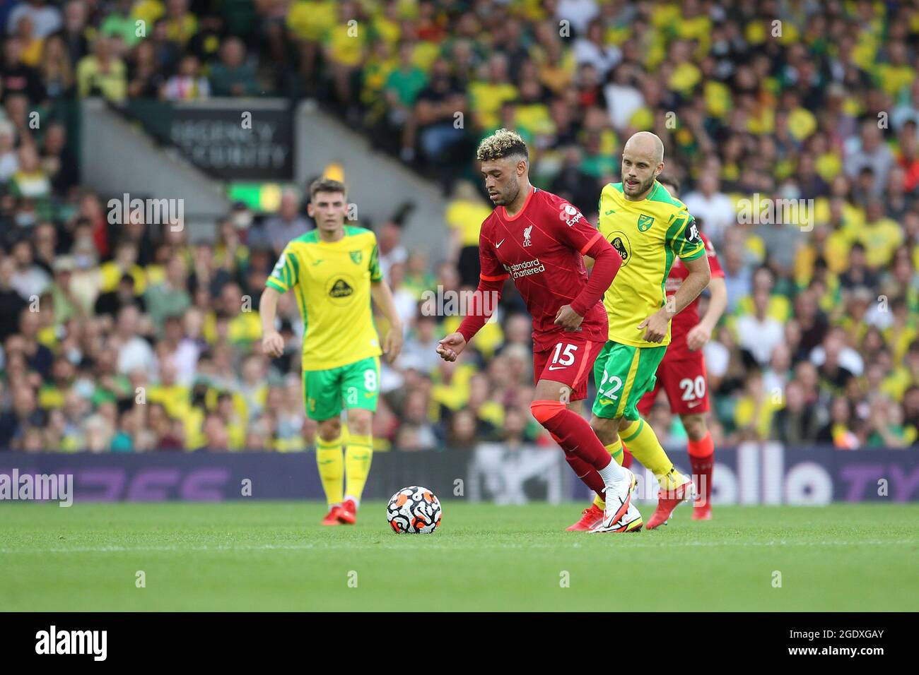 Alex Oxlade-Chamberlain di Liverpool corre con la palla durante la partita della Premier League tra Norwich City e Liverpool a Carrow Road il 14 agosto 2021 a Norwich, Inghilterra. (Foto di Mick Kearns/phcimages.com) Foto Stock