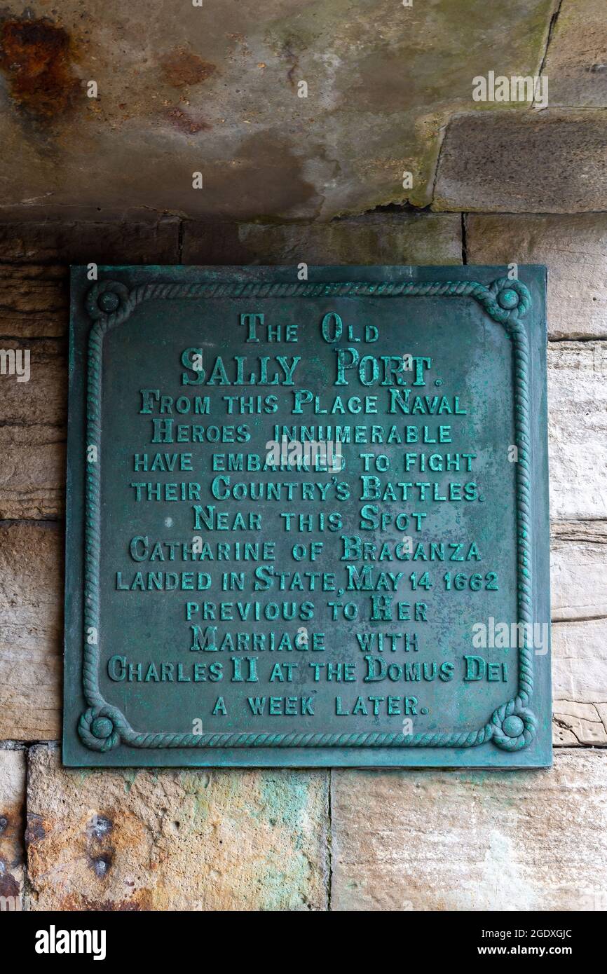 La targa sulle pareti calde di Sally Port Old Portsmouth commemorava gli eroi navali che sono sbarcati dal sito storico Foto Stock
