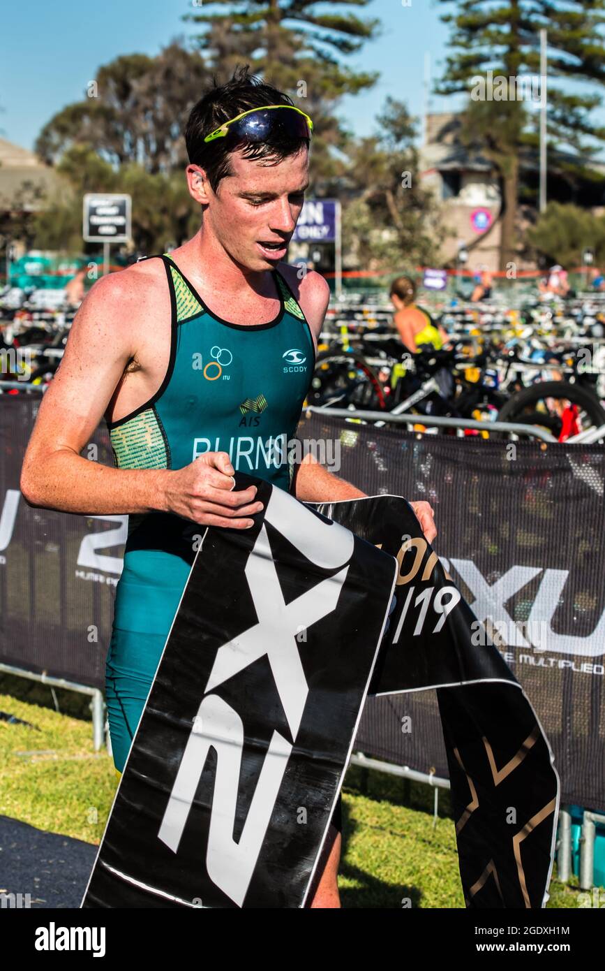 Il vincitore della gara Luke Burns ha un banner finale durante la 2XU Triathlon Series 2021 a Elwood Beach. Foto Stock