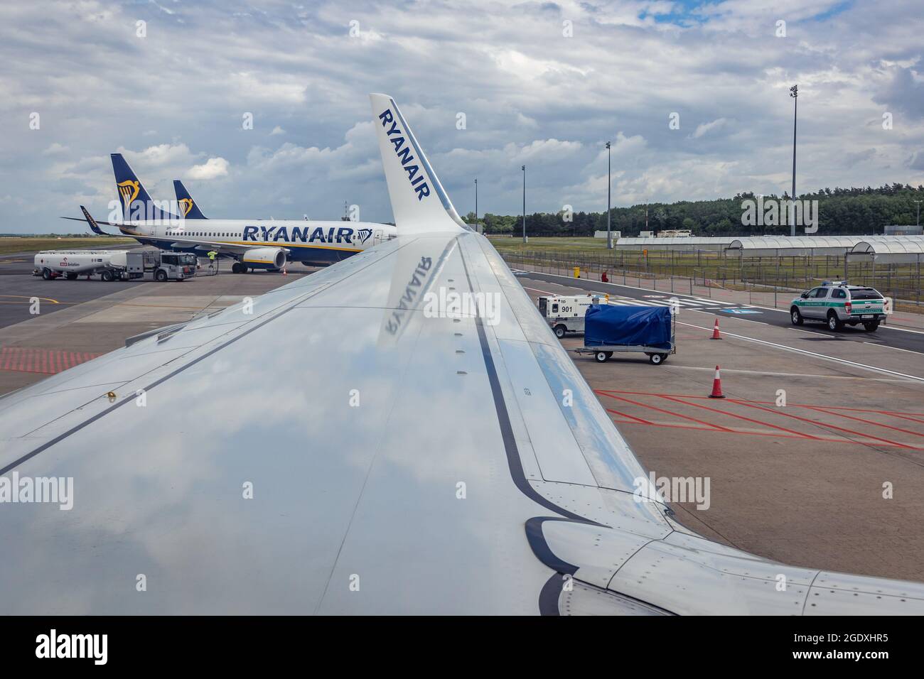 Aereo Ryanair Boeing 737-800 sull'aeroporto Modlin di Varsavia nella città di Moldin, Polonia Foto Stock