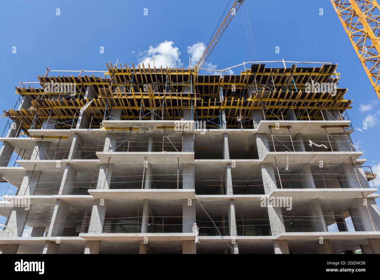 Costruzione di un edificio monolitico a più piani. Costruzione di pareti monolitiche in cantiere. Foto Stock