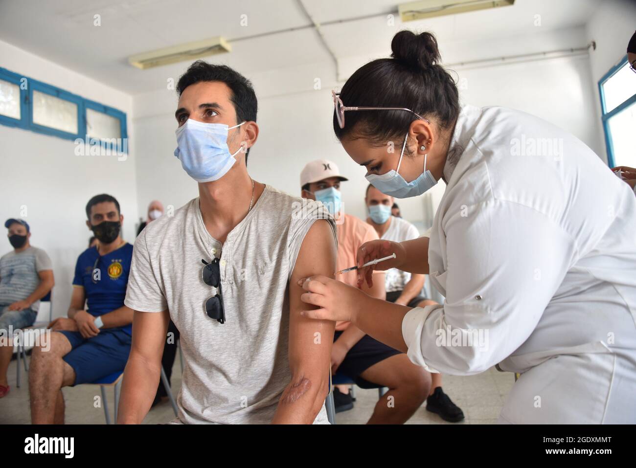 31 maggio 2020, Tunisi, Tunisia: Un operatore sanitario somministra una dose di vaccino moderna COVID-19 ad un uomo in un centro di inoculazione in un edificio della scuola superiore nella capitale Tunisi..il direttore sanitario tunisino, il generale Faycel ben Salah, ha detto che circa 1 milione di persone sarà chiamato al secondo giorno di vaccinazione intensiva del coronavirus, per i gruppi di 18-39 anni. (Credit Image: © Jdidi Wassim/SOPA Images via ZUMA Press Wire) Foto Stock