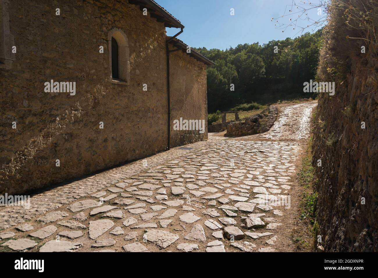 Rosciolo dei Marsi , Italia-7 agosto 2021: La chiesa romanica, di origine benedettina, si trova in un luogo solitario alle pendici del Monte Velino Foto Stock