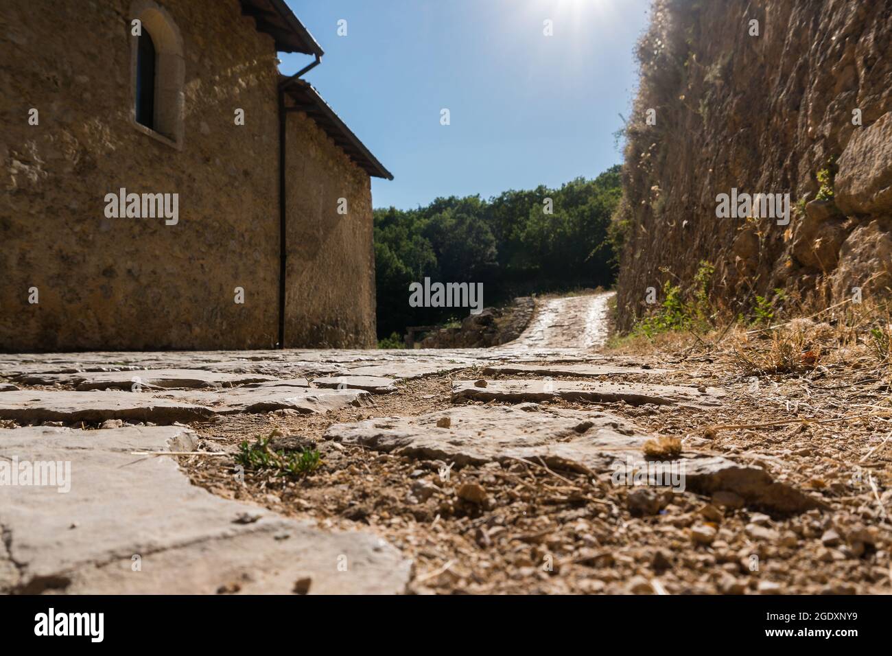 Rosciolo dei Marsi , Italia-7 agosto 2021: La chiesa romanica, di origine benedettina, si trova in un luogo solitario alle pendici del Monte Velino Foto Stock