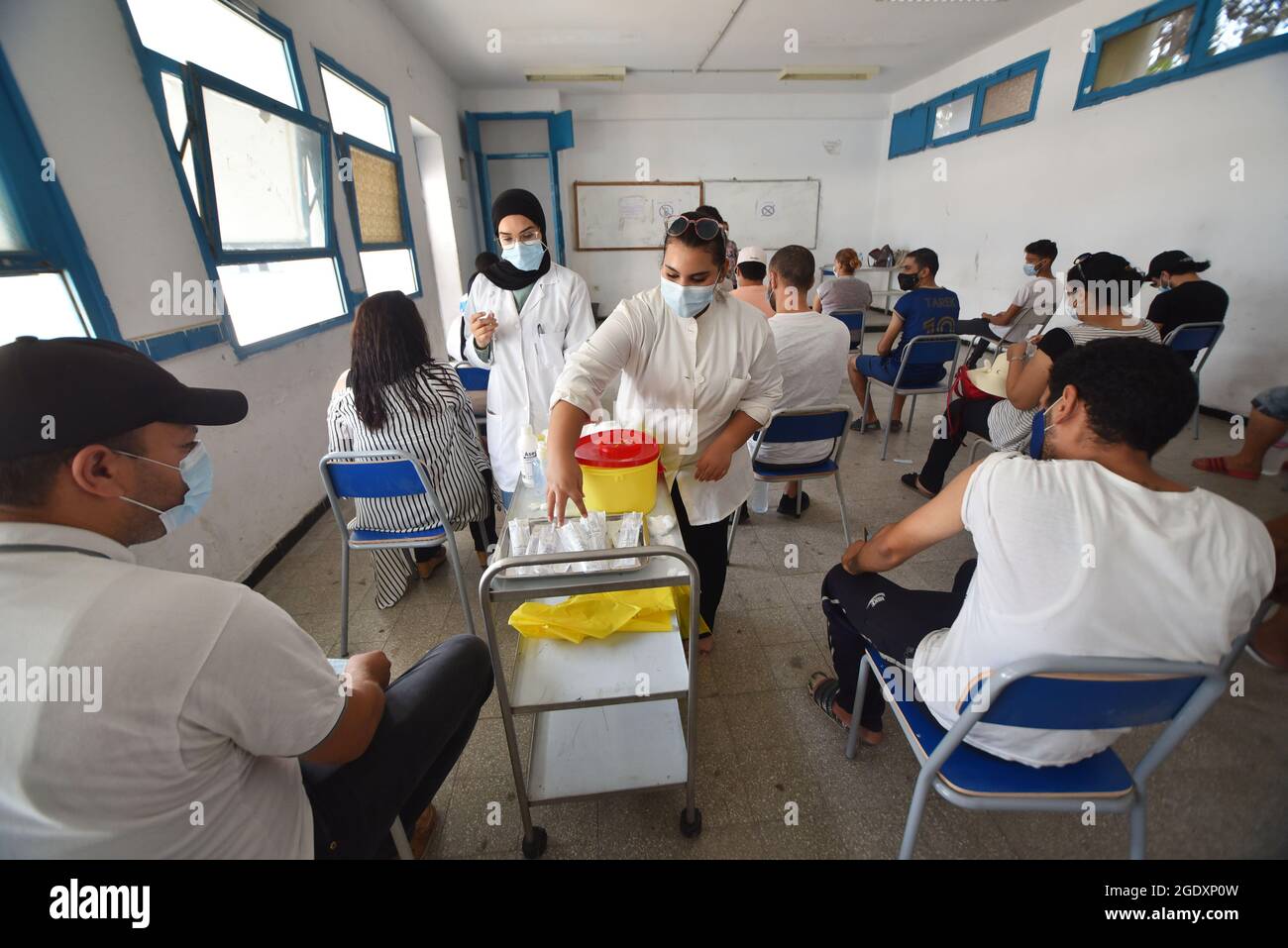 Tunisi, Tunisia. 15 agosto 2021. Gli operatori sanitari si preparano a somministrare dosi di vaccino Moderna COVID-19 a persone in un centro di inoculazione in un edificio delle scuole superiori nella capitale Tunisi. Il direttore generale della sanità tunisina Faycel ben Salah ha detto che circa 1 milione di persone sarà chiamato al 2 ° giorno di vaccinazione intensiva del coronavirus, per i gruppi di 18-39 anni. Credit: SOPA Images Limited/Alamy Live News Foto Stock