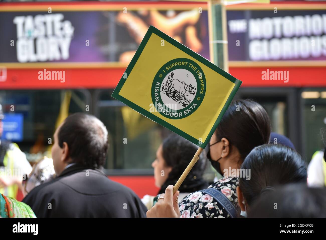 Londra, Regno Unito. 15 agosto 2021. Protesta al di fuori dell'alta Commissione dell'India in solidarietà con gli agricoltori del Punjab e di tutta l'India che lottano per i loro diritti e il loro futuro contro le leggi agricole in India durante il giorno dell'indipendenza dell'India chiamato anche Giornata Nera. Credit: Andrea Domeniconi/Alamy Live News Foto Stock