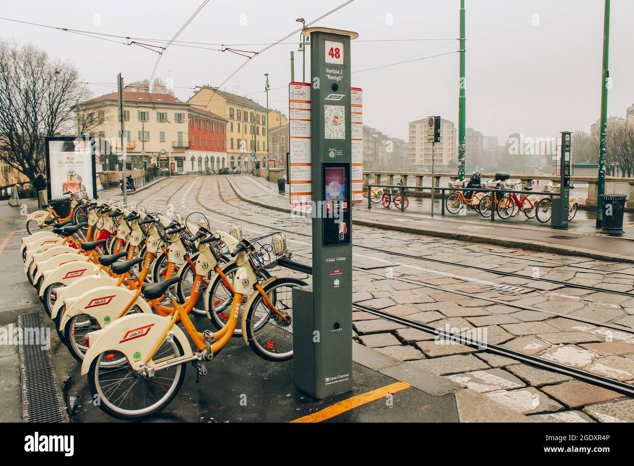 Milano, Italia - 1° gennaio 2018 : noleggio di biciclette in zona Navigli  vicino a Milano Naviglio Grande. Concetto di destinazione turistica -  vacanze invernali Foto stock - Alamy