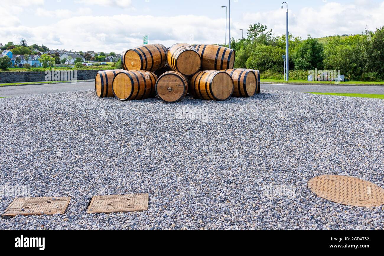 Barili o botti di whisky impilati al centro della rotonda che formano un punto di riferimento geometrico Foto Stock