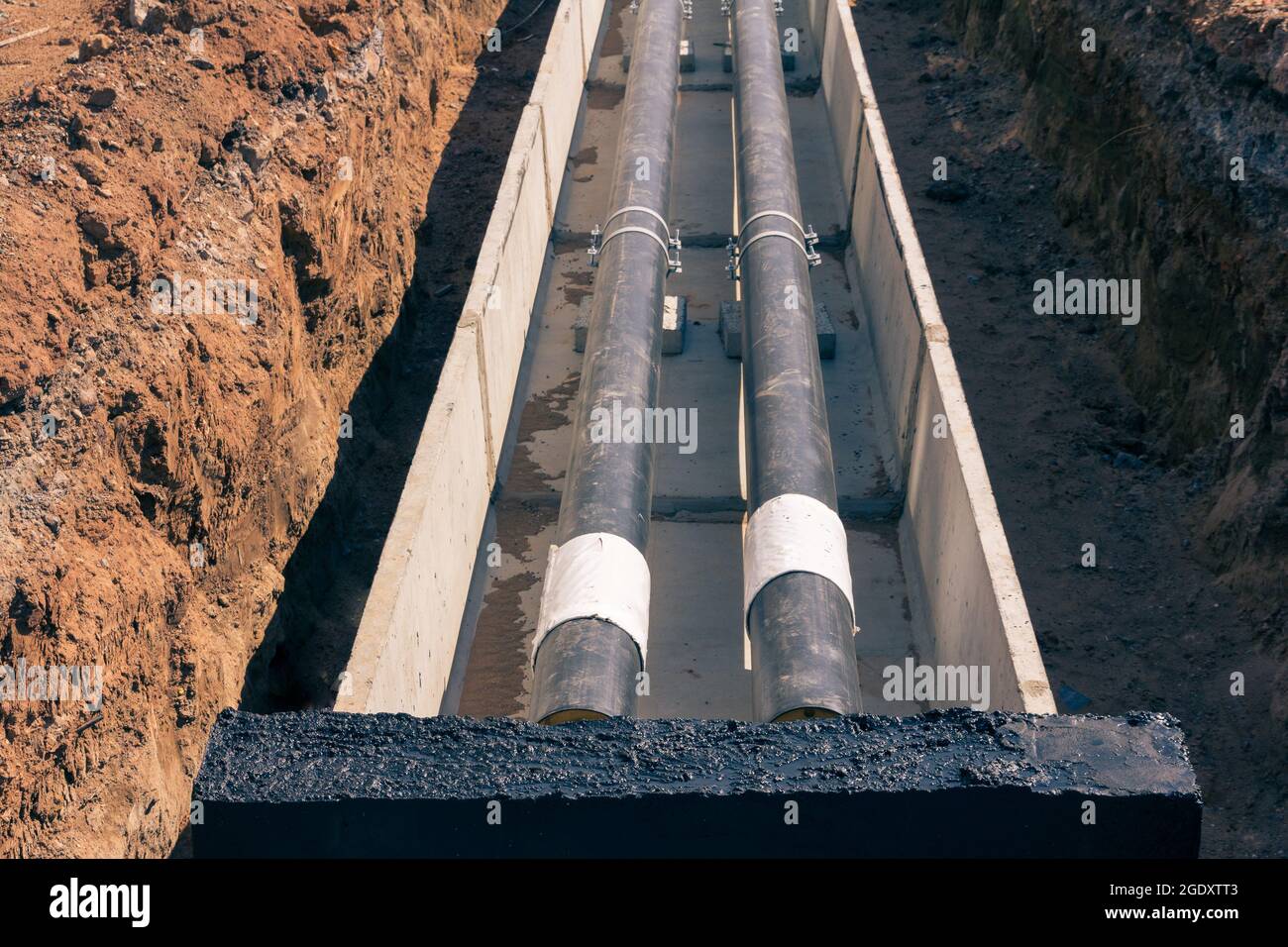 Costruzione di condutture. Installazione di nuovi tubi in plastica per l'acqua. Nuova conduttura per l'edificio. Costruzione Foto Stock