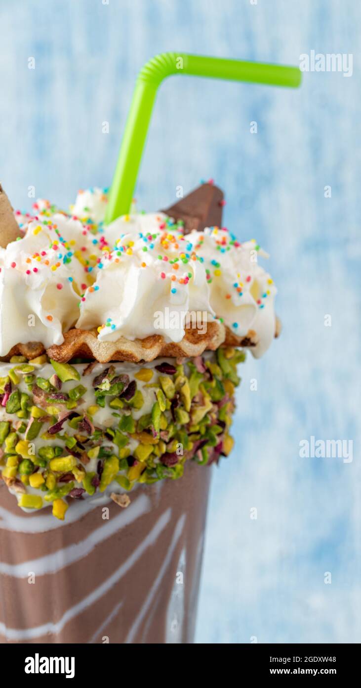 Crema di latte e cioccolato su sfondo blu Foto Stock