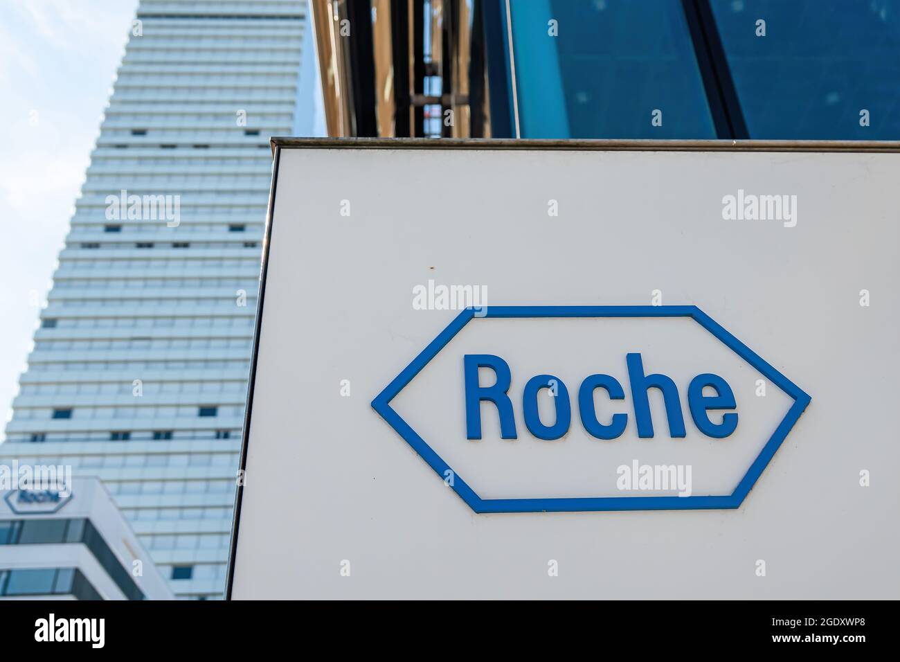 BASILEA, SVIZZERA - 15 MARZO 2020: Hoffmann-la Roche AG è una multinazionale svizzera nel settore sanitario con sede a Basilea. Foto Stock