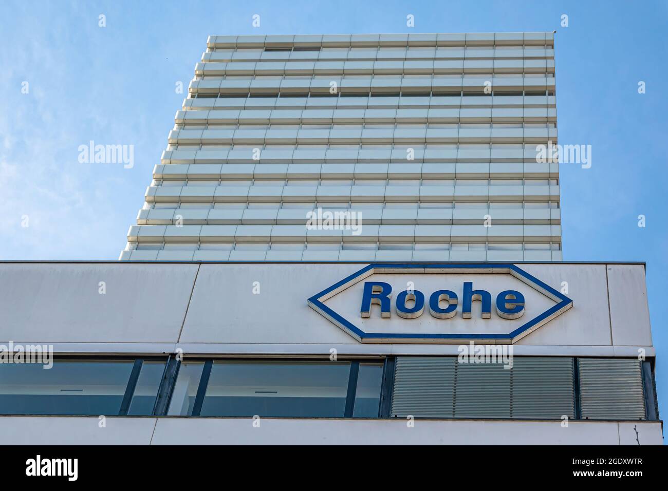 BASILEA, SVIZZERA - 15 MARZO 2020: Hoffmann-la Roche AG è una multinazionale svizzera nel settore sanitario con sede a Basilea. Foto Stock
