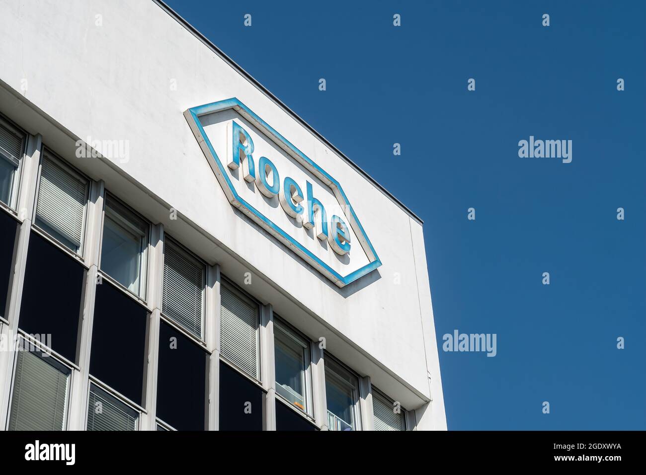 BASILEA, SVIZZERA - 15 MARZO 2020: Hoffmann-la Roche AG è una multinazionale svizzera nel settore sanitario con sede a Basilea. Foto Stock