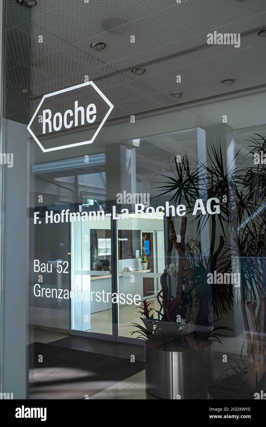 BASILEA, SVIZZERA - 15 MARZO 2020: Hoffmann-la Roche AG è una multinazionale svizzera nel settore sanitario con sede a Basilea. Foto Stock