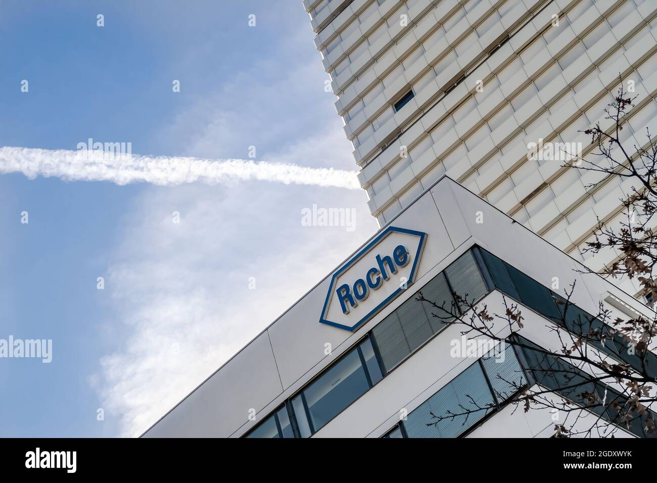 BASILEA, SVIZZERA - 15 MARZO 2020: Hoffmann-la Roche AG è una multinazionale svizzera nel settore sanitario con sede a Basilea. Foto Stock