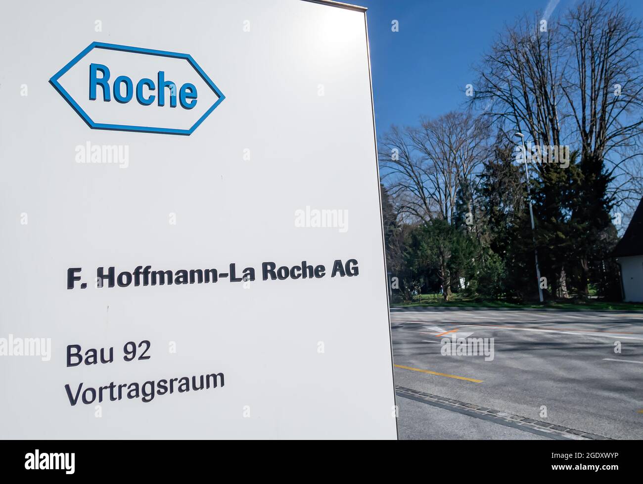 BASILEA, SVIZZERA - 15 MARZO 2020: Hoffmann-la Roche AG è una multinazionale svizzera nel settore sanitario con sede a Basilea. Foto Stock