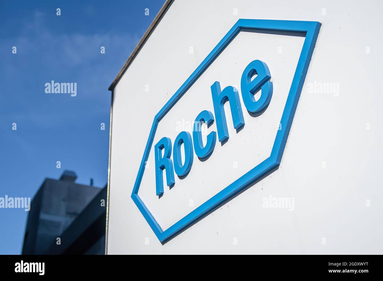 BASILEA, SVIZZERA - 15 MARZO 2020: Hoffmann-la Roche AG è una multinazionale svizzera nel settore sanitario con sede a Basilea. Foto Stock