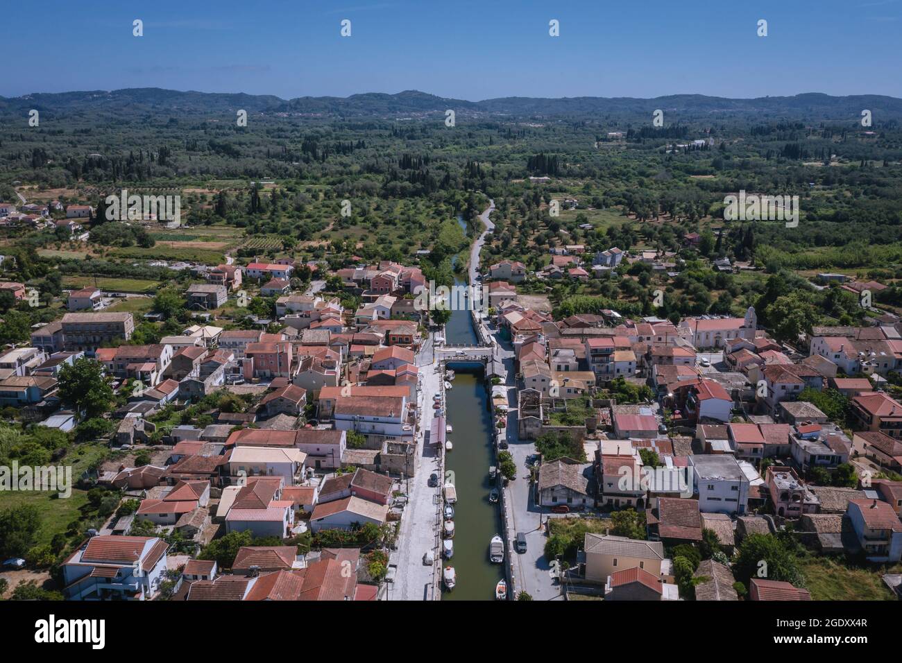 Vista aerea del canale nella città di Lefkimmi sull'isola di Corfù, Isole IONIE, Grecia Foto Stock