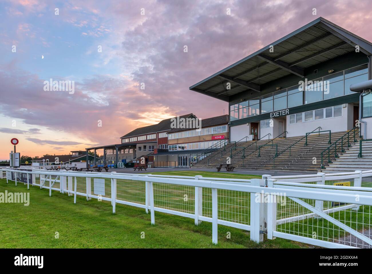 Exeter Racecourse, Devon, Inghilterra. Sabato 14 agosto 2021. Dopo una giornata di caldo sole estivo a Devon, il famoso Ippodromo di Caccia Nazionale a exe Foto Stock