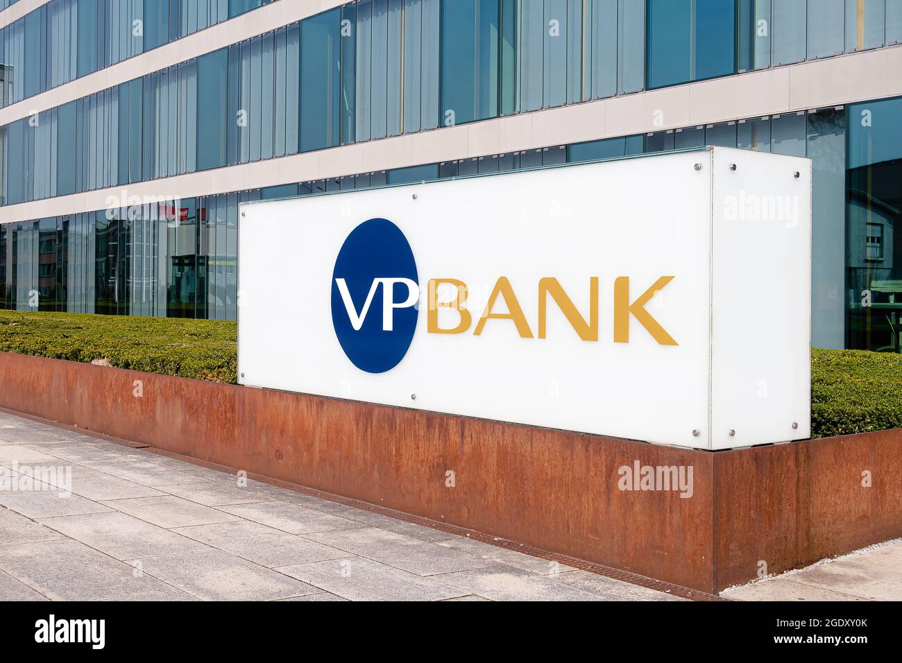 VADUZ, LIECHTENSTEIN - 28 MARZO 2020: VP Bank AG è una banca privata del Liechtenstein con sede a Vaduz. Fu fondata nel 1956 e divenne una delle più grandi Foto Stock