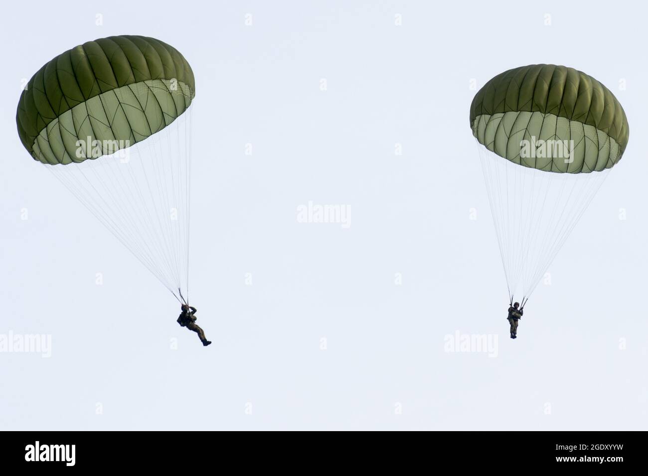 ARCHIVIATO - 10 settembre 2018, Sassonia-Anhalt, Borstel: I paracadutisti della Rapid Forces Division (DSK) si fermano nel cielo durante un esercizio nei pressi di un aeroporto per essere catturati. Il salto dei soldati ha avuto luogo durante l'esercizio di evacuazione 'Fast Eagle 2018'. Con la manovra, la Bundeswehr praticava all'epoca l'evacuazione dei cittadini tedeschi dall'estero in caso di situazione pericolosa. (A dpa 'la più grande missione di evacuazione finora: Paracadutisti a Kabul') Foto: Klaus-Dietmar Gabbert/dpa-Zentralbild/dpa Foto Stock