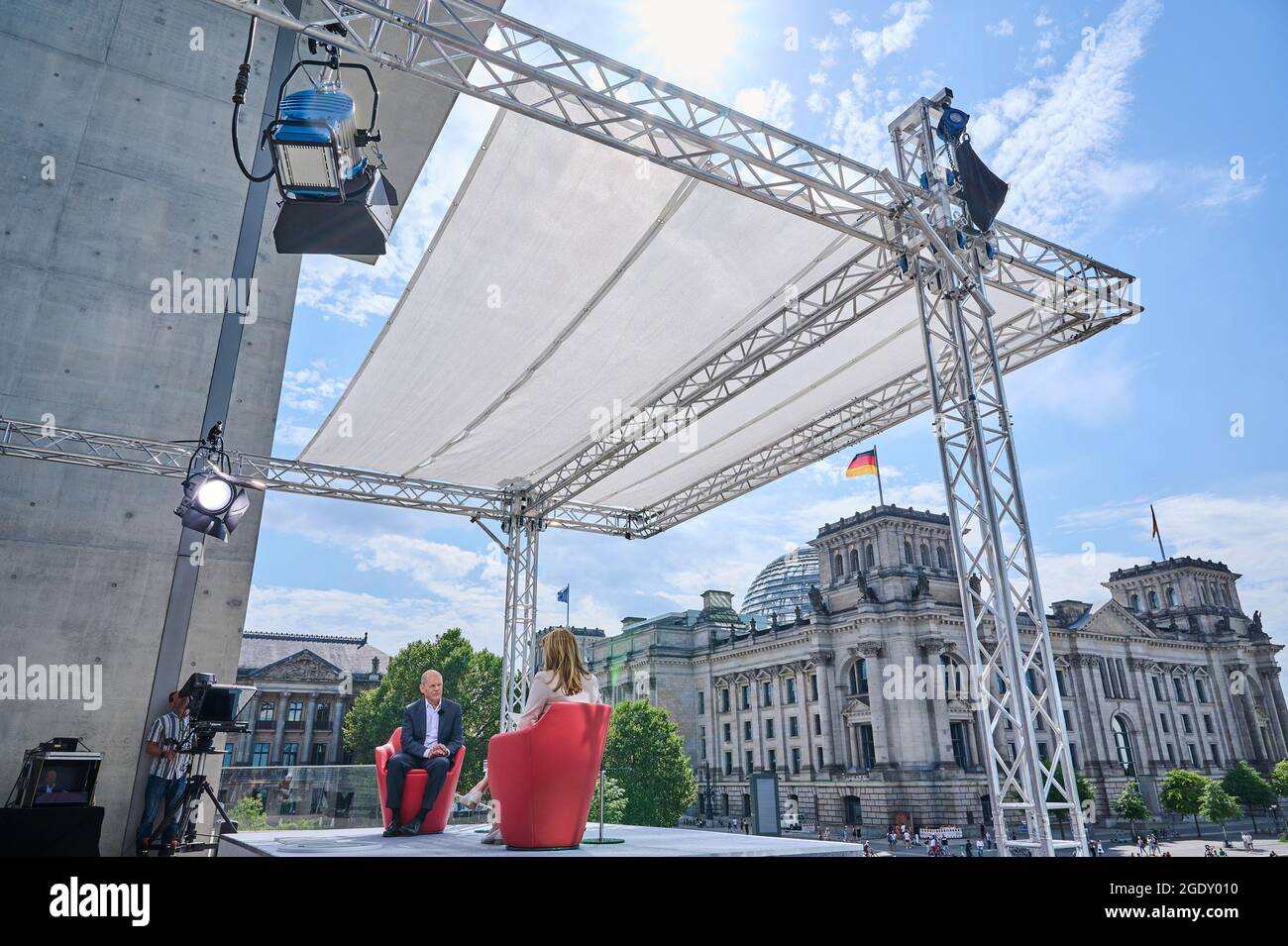 15 agosto 2021, Berlino: OLAF Scholz, Ministro delle Finanze e candidato del DOCUP alla Cancelliera, parla con Tina Hassel, Capo dello Studio della capitale dell'ARD, durante l'intervista estiva dell'ARD. Foto: Annette Riedl/dpa Foto Stock