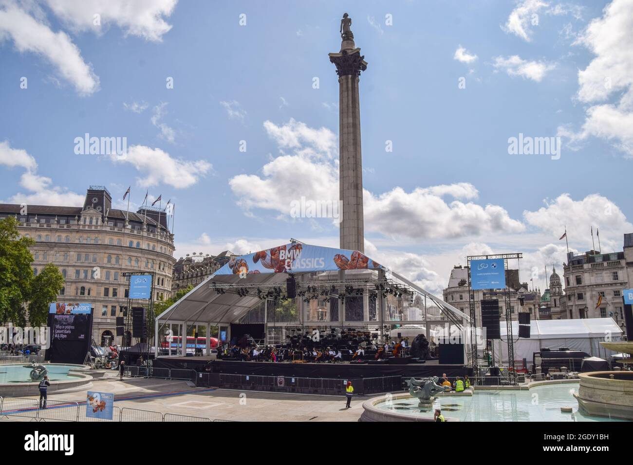 Londra, Regno Unito. 15 agosto 2021. Preparazione in vista del concerto serale gratuito all'aperto di Bmw Classics a Trafalgar Square. L'evento comprende Sir Simon Rpicle e la London Symphony Orchestra. (Credit: Vuk Valcic/Alamy Live News) Foto Stock