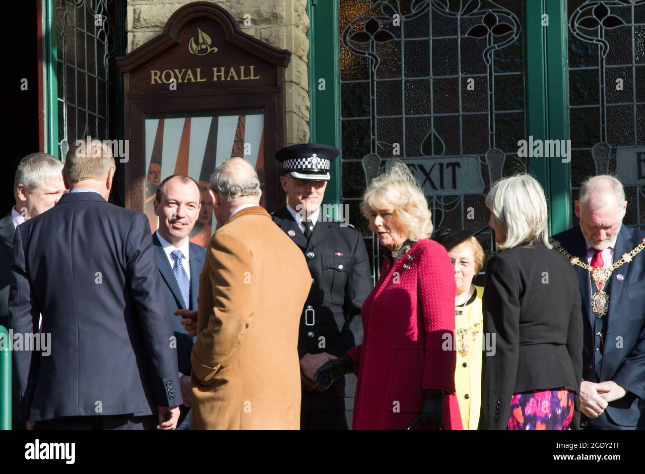 All'ingresso della Royal Hall di Harrogate, il principe Carlo e Camilla, la duchessa di Cornovaglia incontra il leader conservatore Richard Cooper, Inghilterra. REGNO UNITO. Foto Stock