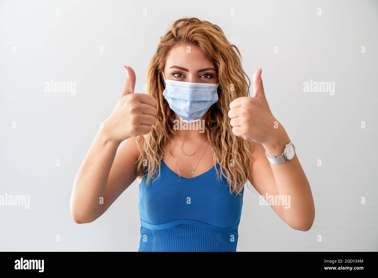 Giovane donna con maschera medica, protezione e precauzione per le malattie contagiose. Interruzione del virus corona Foto Stock
