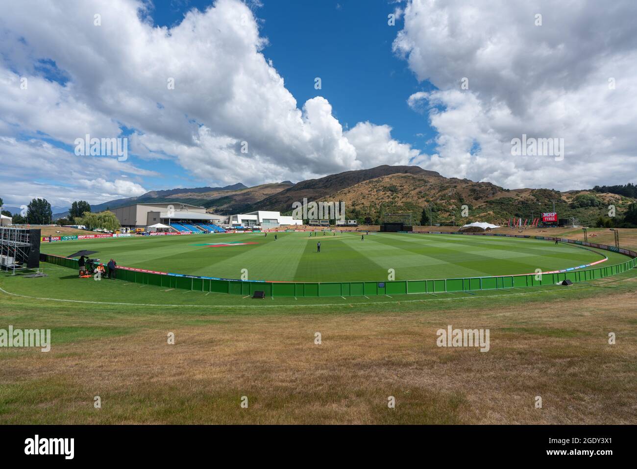 Queenstown, Nuova Zelanda - 18 gennaio 2018: Stadio di cricket con competion e grande collina sul retro Foto Stock