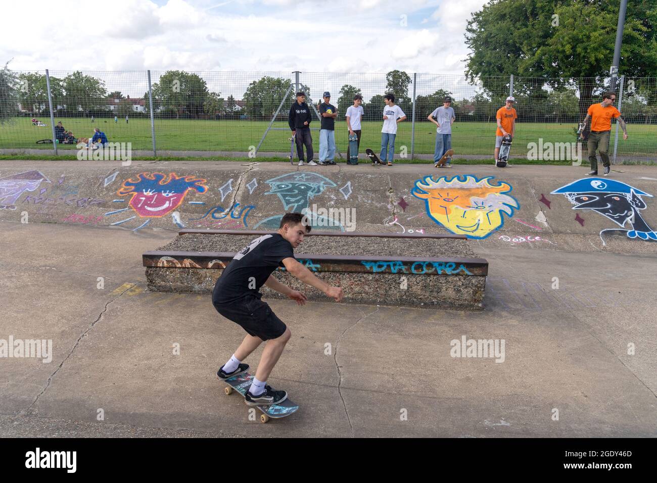 14/08/2021. Londra, Regno Unito. Gli skateboarder partecipano all'evento Harrow Skate Park Jam. Il parco di pattinaggio in cemento, a. k. a Solid Surf, è stato costruito e aperto il 15 luglio 1978. E' uno dei due parchi per skate rimasti costruiti negli anni '70. Ci sono progetti per Harrow Council per risviluppare il parco di skate e l'area circostante. Foto di Ray Tang. Solo per uso editoriale. Foto Stock