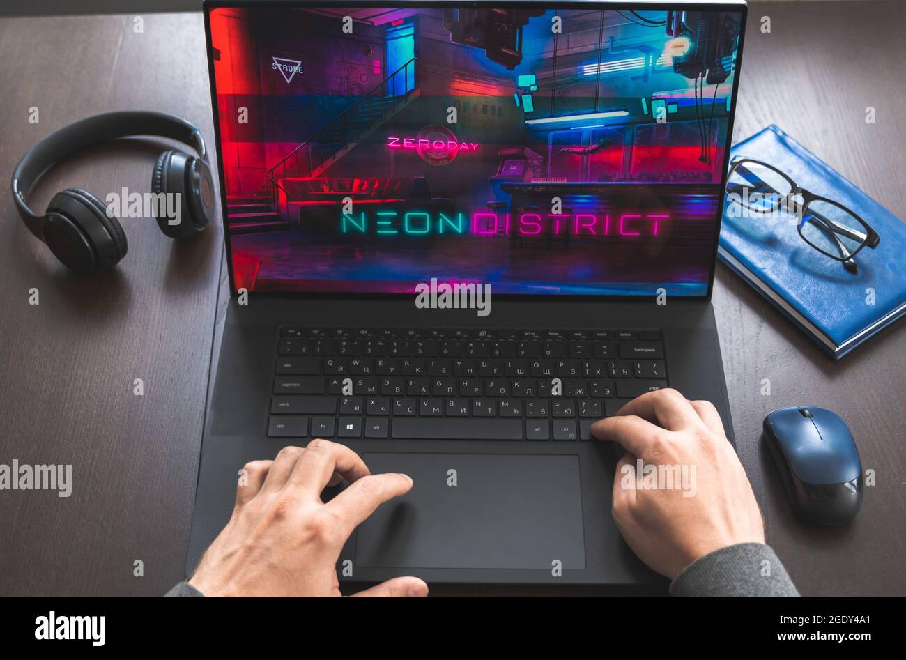 Russia Mosca 30.05.2021.Logo, screenshot di blockchain nft etereum criptovaluta kiber punk gioco Neon District sullo schermo del portatile. Uomo che gioca, collec Foto Stock