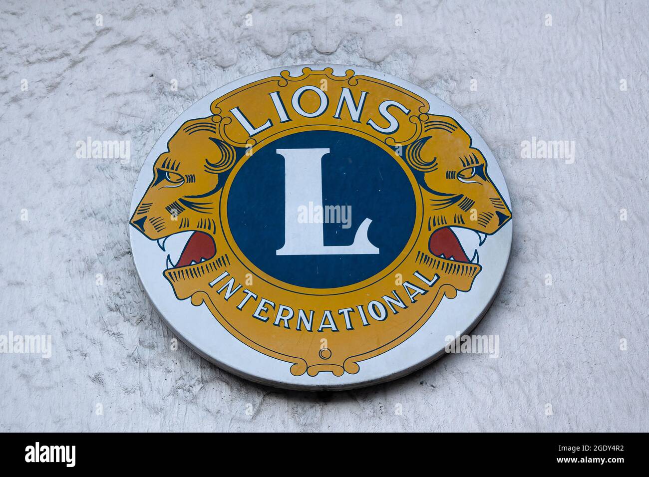 Briancon, Francia - 7 luglio 2020: Un segno del Lions Club International sulla parete bianca Foto Stock