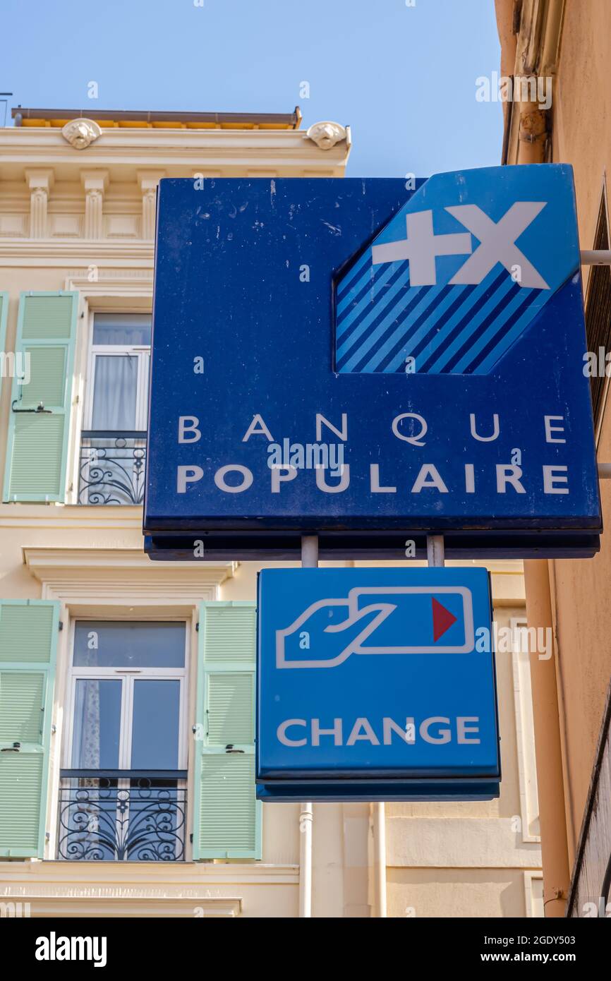 Menton, Francia - 2 luglio 2020: Groupe Banque Populaire è un gruppo francese di banche cooperative. Foto Stock