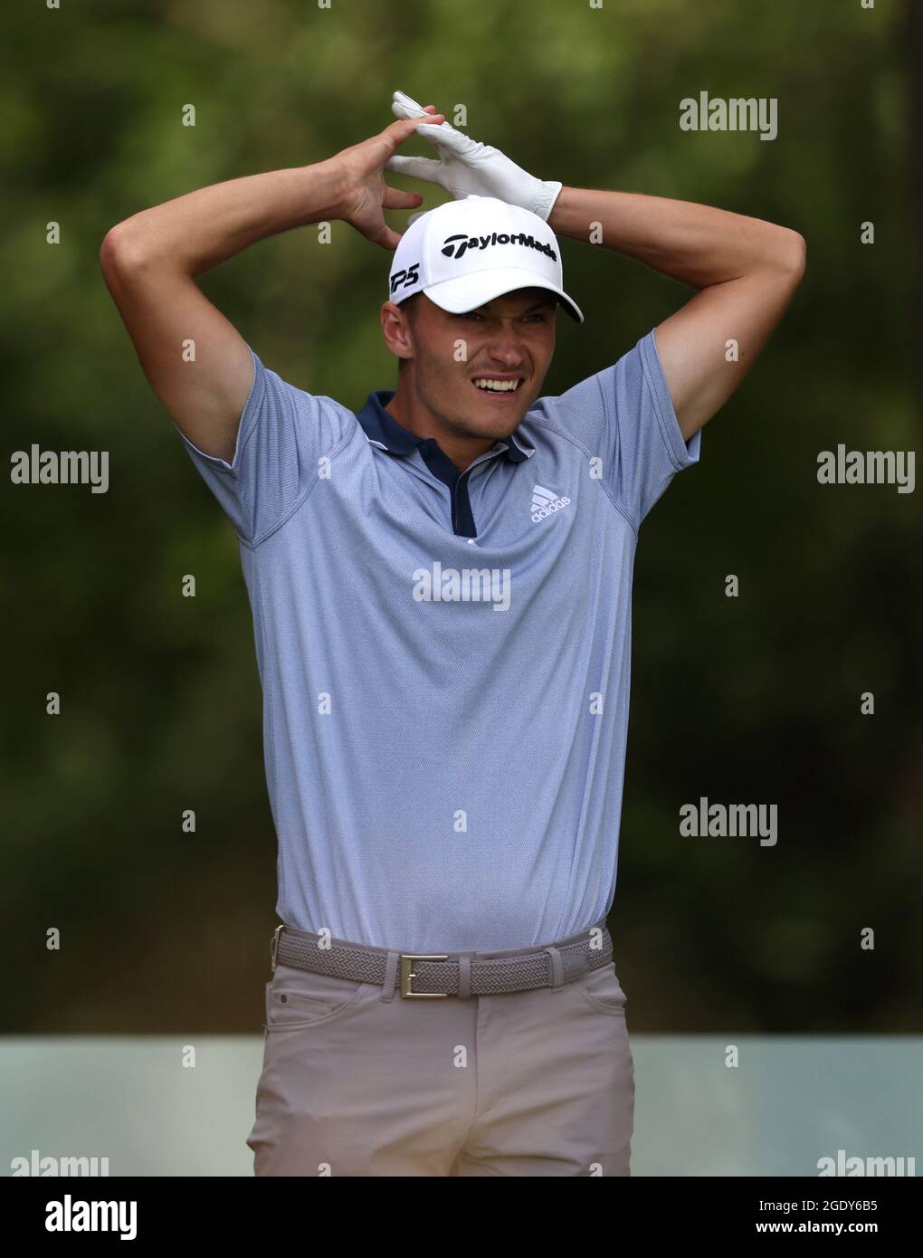 Rasmus Hojgaard reagisce il 18° giorno durante il quarto giorno del Cazoo Classic al London Golf Club di Ash, Kent. Data immagine: Domenica 15 agosto 2021. Foto Stock