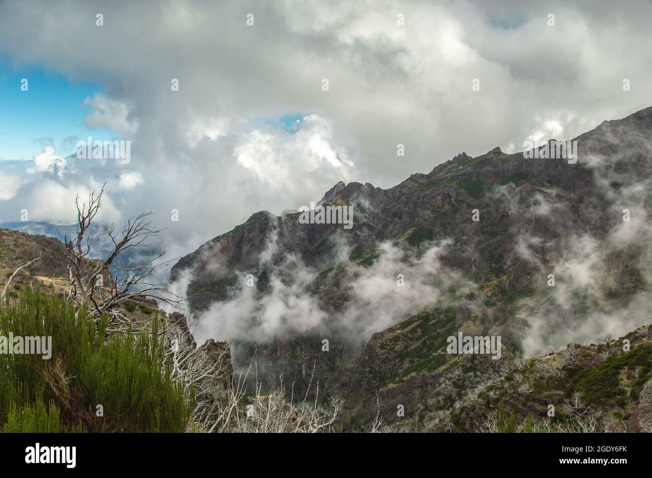 Paesaggio di montagne nell'isola di Madera Foto Stock