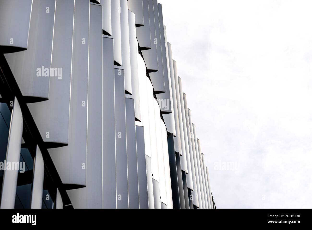 La facciata di un edificio moderno con una facciata innovativi realizzati in automatico, persiane mobile. Foto Stock