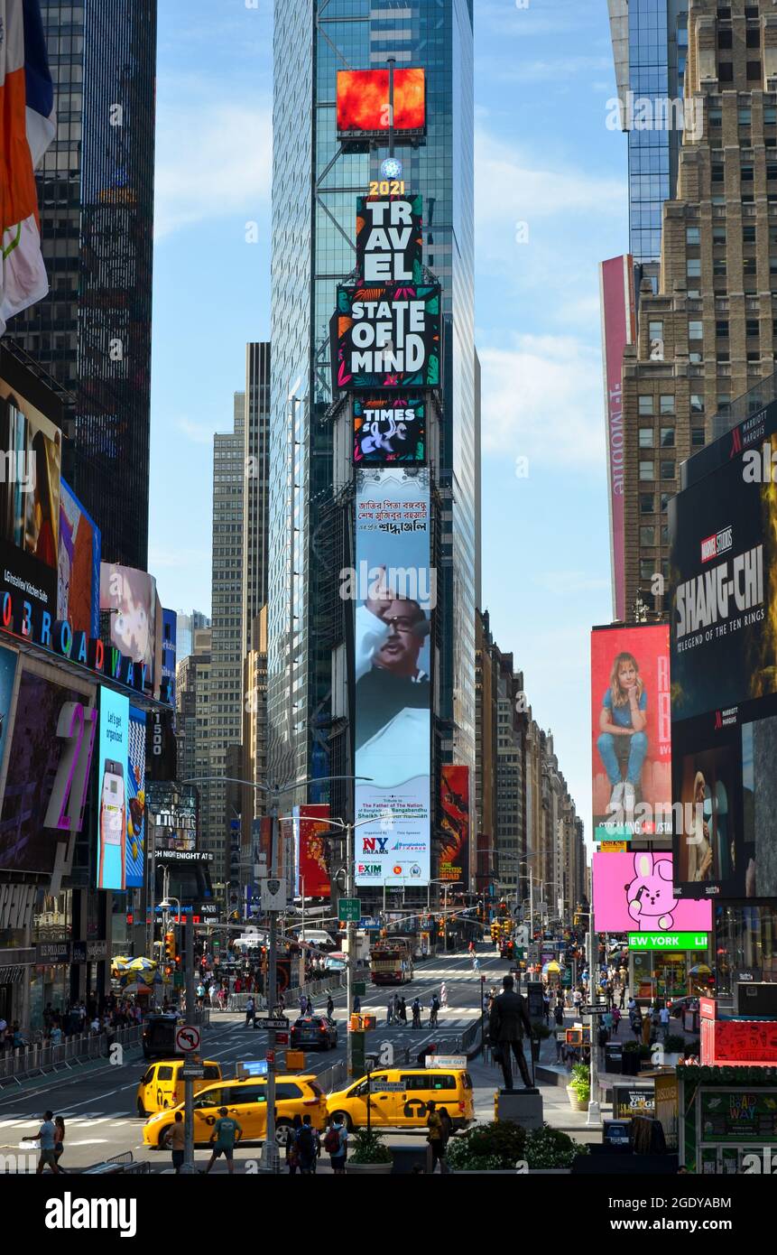 Foto di Bangabandhu Sheikh Mujibur Rahman, Padre della nazione in Bangladesh, è mostrato tutto il giorno a Times Square, New York, il giorno in cui è stato ucciso. Foto Stock